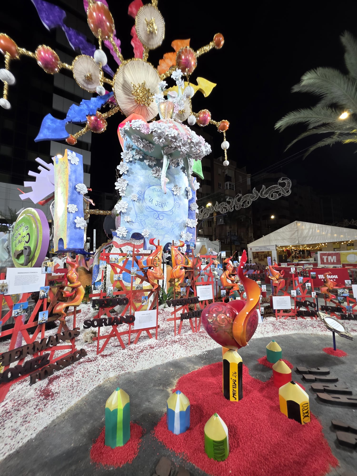 Detalle de la parte trasera de la hoguera grande Mercado Central 2026 con piedra blanca Macael y piedra decorativa roja instaladas por BMDP.